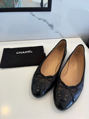 CHANEL Black Leather Cap-Toe Bow Ballet Flats